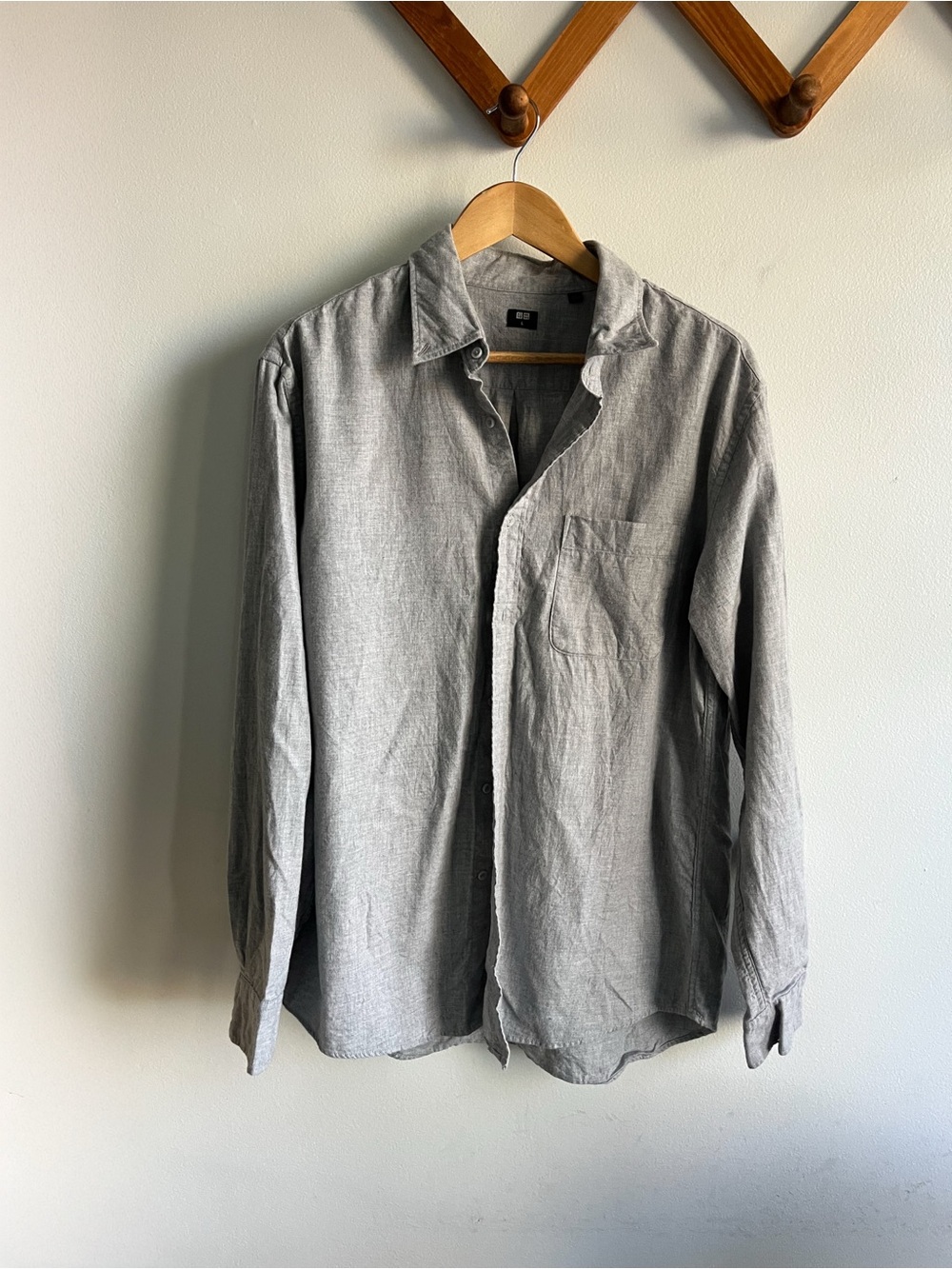 Uniqlo Men's Light Gray Casual Button-Down Shirt